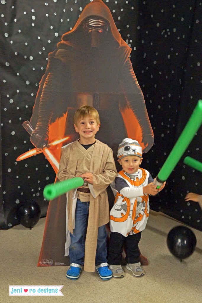 star-wars-force-awakens-birthday-boy-and-brother-jeni-ro-parties